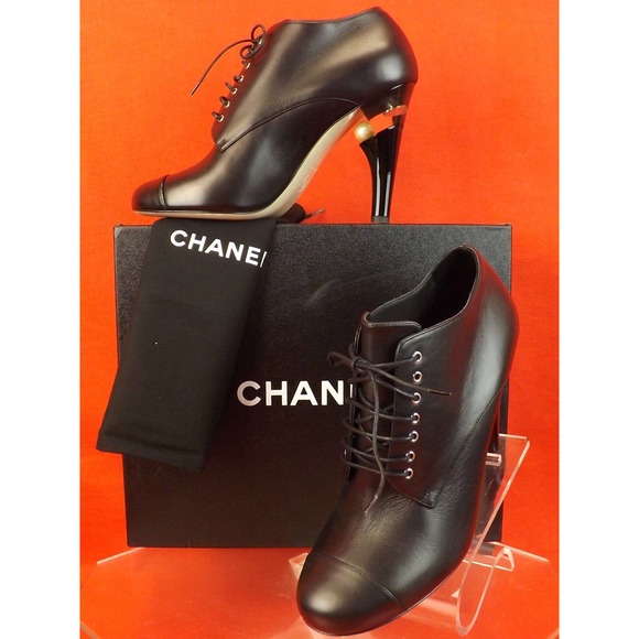 NIB CHANEL BLACK LEATHER LUCITE PEARL HEEL LACE UP G30455 ANKLE BOOTS 40.5 $1675 - Picture 2 of 12